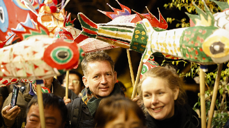 Huangshan: Fish lanterns unite international guests for New Year