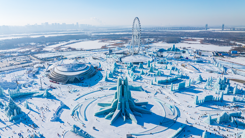 Live: World's largest ice-and-snow theme park draws visitors to Harbin