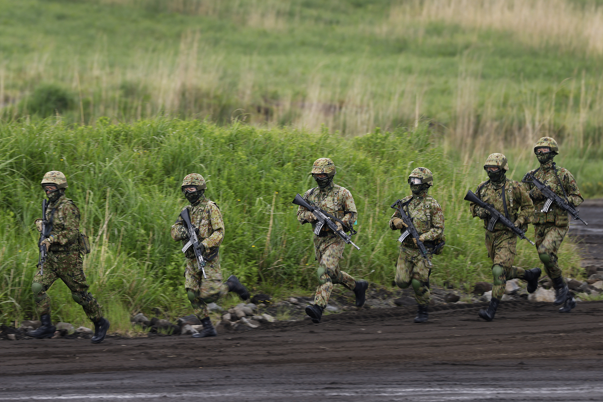 Japan Ground Self-Defense Force personnel participate in a live fire exercise in the East Fuji Maneuver Area in Gotemba, Japan, May 26, 2024. /CFP