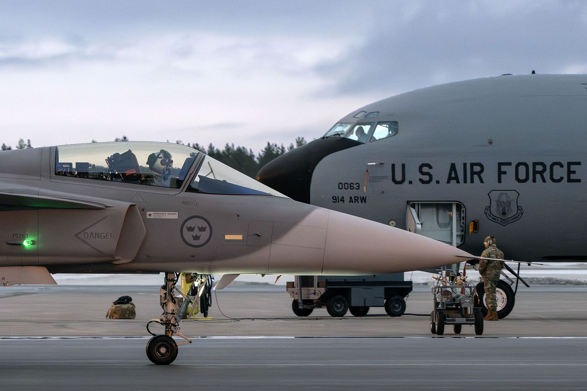 An aircraft of the Swedish Armed Forces taxis past a U.S. military tanker aircraft at Lulea-Kallax Airport during the NATO Nordic Response 24 military exercise, Sweden, March 4, 2024. /CFP