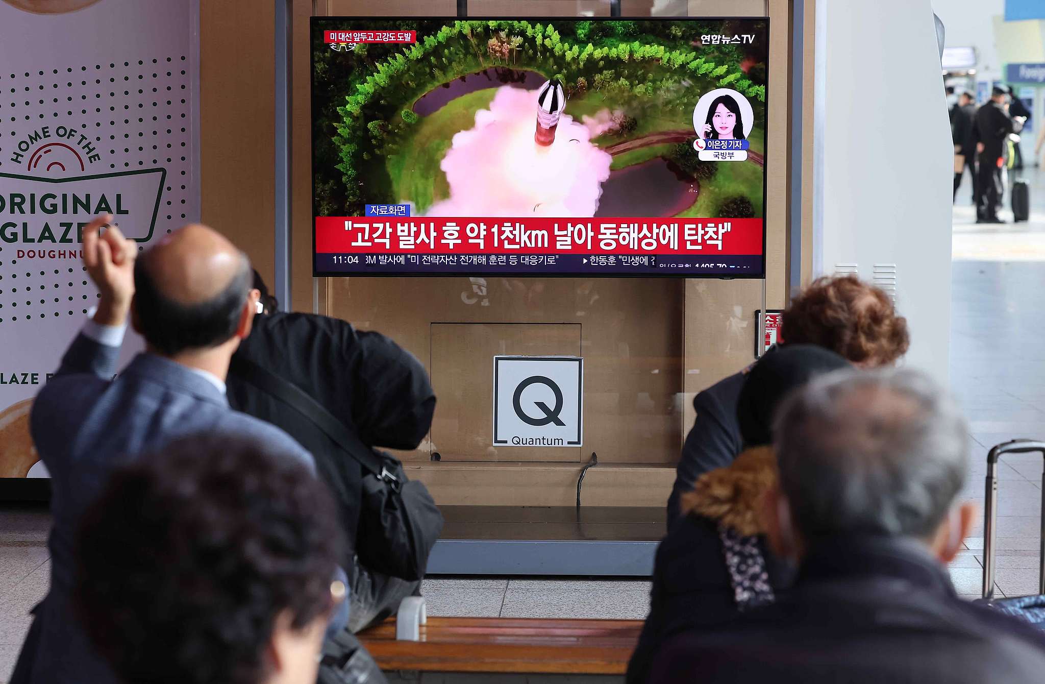 A TV screen shows an image of an intercontinental ballistic missile launch by the Democratic People's Republic of Korea, during a news program at the Seoul Railway Station in Seoul, Republic of Korea, October 31, 2024. /CFP