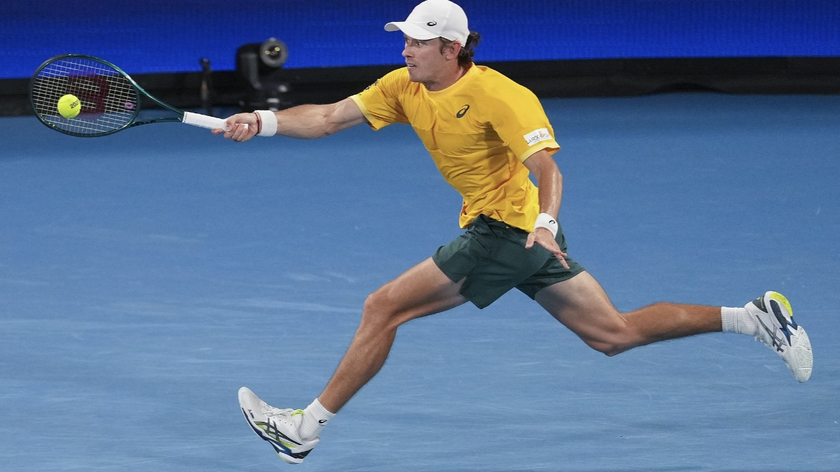 Australia's Alex de Minaur hits a forehand shot against Argentina's Tomas Martin Etcheverry in a Group F clash at the United Cup tennis tournament in Sydney, Australia, December 28, 2024. /CFP