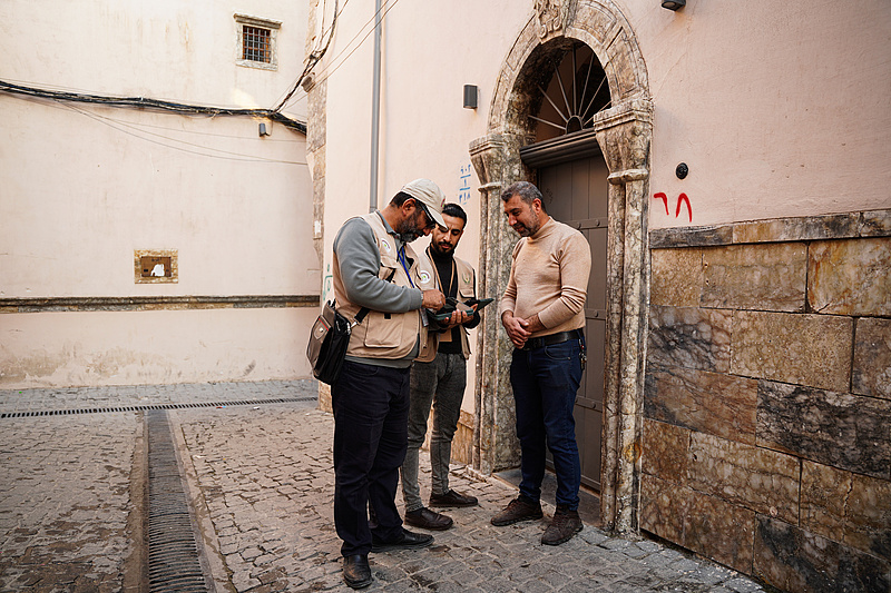 Iraqi census researchers collect information from a man in the old city of Mosul. /CFP