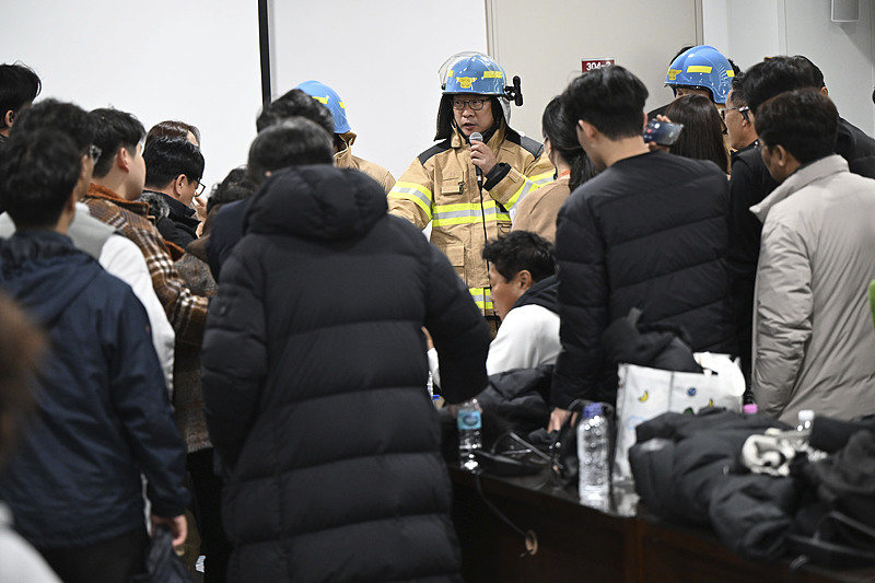 A fire official briefs the family members of the passengers on a plane that had burst into flames at the Muan International Airport in Muan, South Korea, December 29, 2024. /CFP