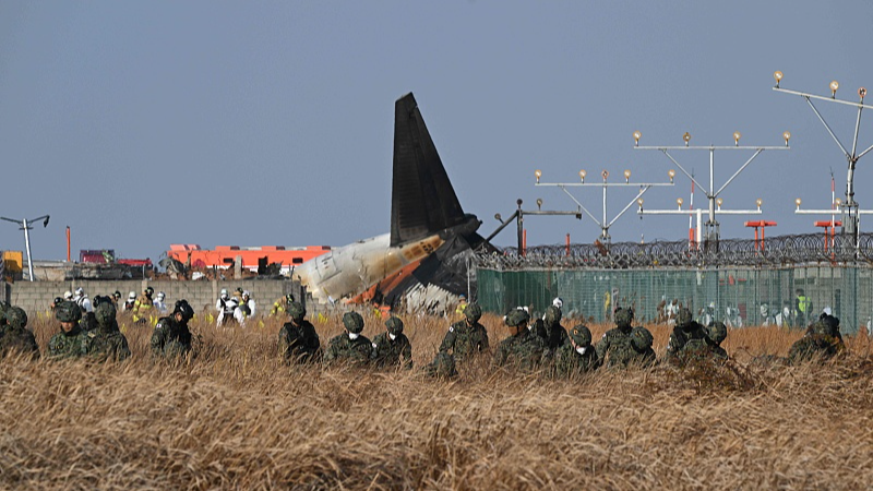 South Korean soldiers search for missing passengers near the wreckage of a Jeju Air Boeing 737-800 series aircraft after the plane crashed and burst into flames at Muan International Airport in South Korea, December 29, 2024. /CFP