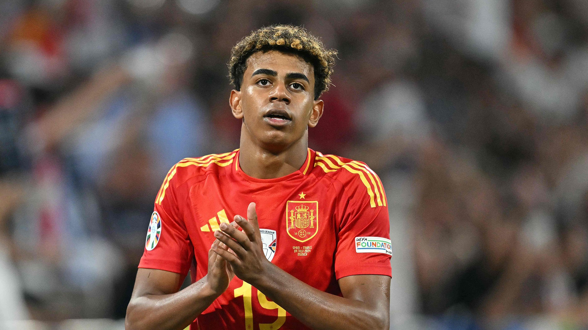 Spain's forward Lamine Yamal greets the fans during the UEFA Euro 2024 semi-final football match between Spain and France at the Munich Football Arena in Munich, Germany, July 9, 2024. /CFP