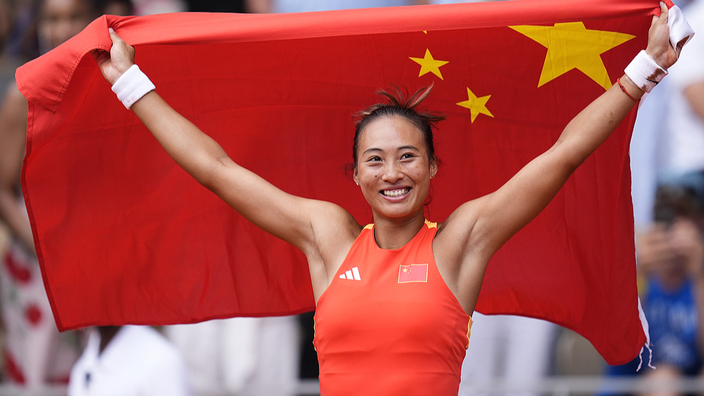 China's Zheng Qinwen holds her national flag after defeating Croatia's Donna Vekic during the Women's Singles tennis final at the Roland Garros stadium at the 2024 Summer Olympics in Paris, France, August 3, 2024. /CFP