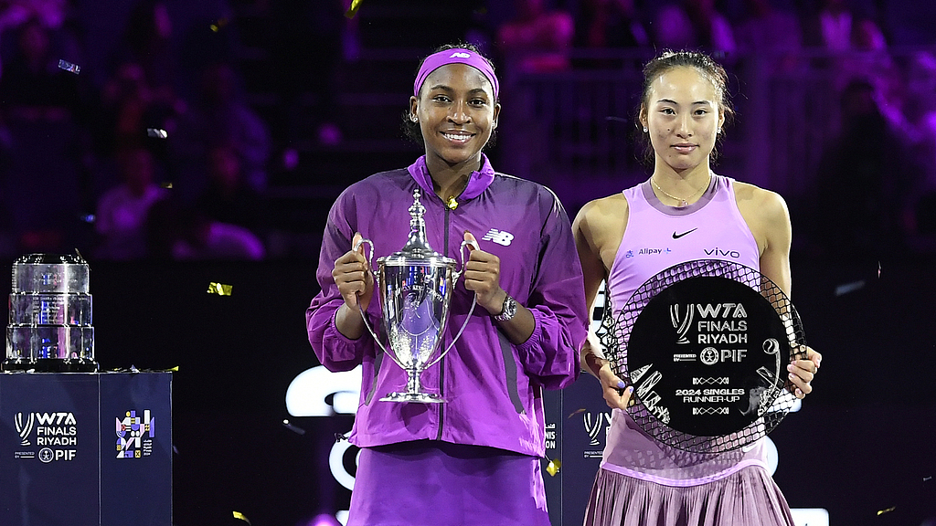 Winner Coco Gauff of the U.S. (L), and runner-up Zheng Qinwen of China (R) hold their trophies after their women's singles final match of the WTA Finals at the King Saud University Indoor Arena, in Riyadh, Saudi Arabia, November 9, 2024. /CFP