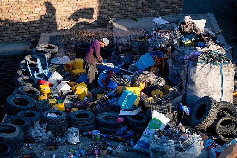 Afghan ragpickers sort plastic jerry cans at a recycling yard in Kabul, October 23, 2024. /CFP