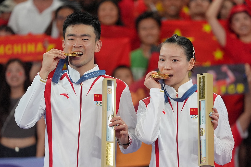 China's Zheng Siwei (L) and Huang Yaqiong (R) hold gold medals after winning the badminton mixed doubles title at the 2024 Summer Olympics in Paris, France, August 2, 2024. /CFP