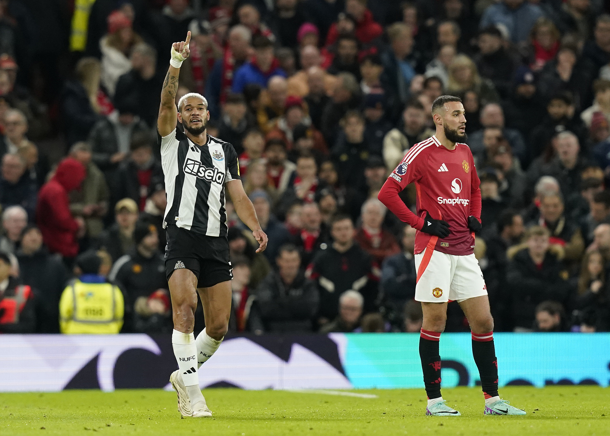 Joelinton (L) of Newcastle United celebrates after scoring a goal against Manchester United in a Premier League game at Old Trafford in Manchester, England, December 30, 2024. /CFP