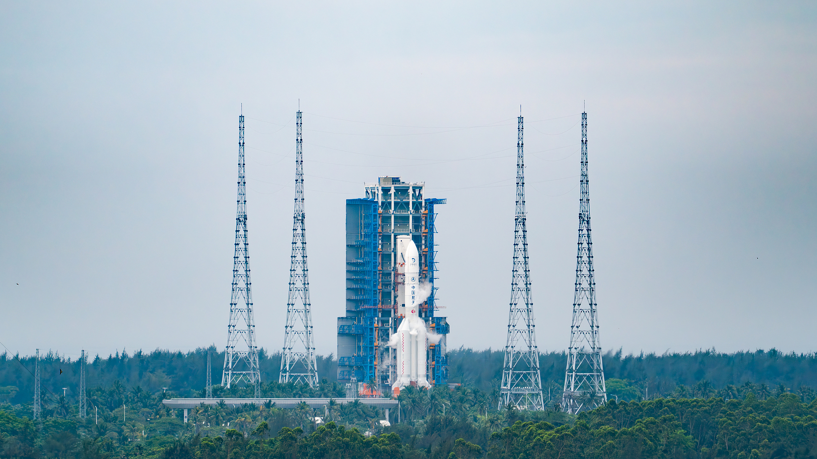 A Long March-5 rocket, carrying the Chang'e-6 spacecraft, blasts off from its launchpad at the Wenchang Space Launch Site in south China's Hainan Province, May 3, 2024. /CFP