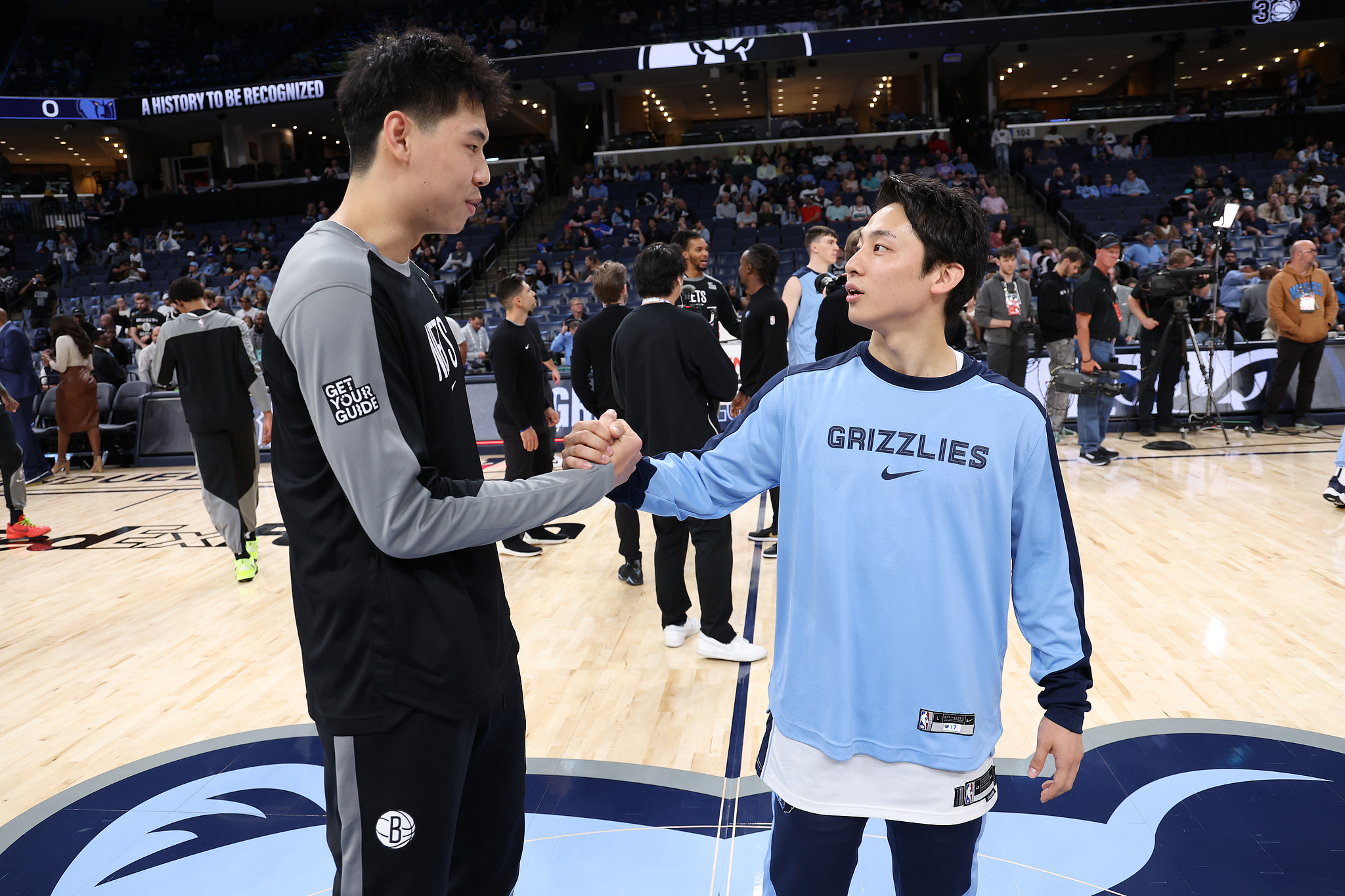 Cui Yongxi (L) of the Brooklyn Nets and Yuki Kawamura of the Memphis Grizzlies talk before their National Basketball Association (NBA) teams face off at FedExForum in Memphis, Tennessee, USA, October 30, 2024. /CFP