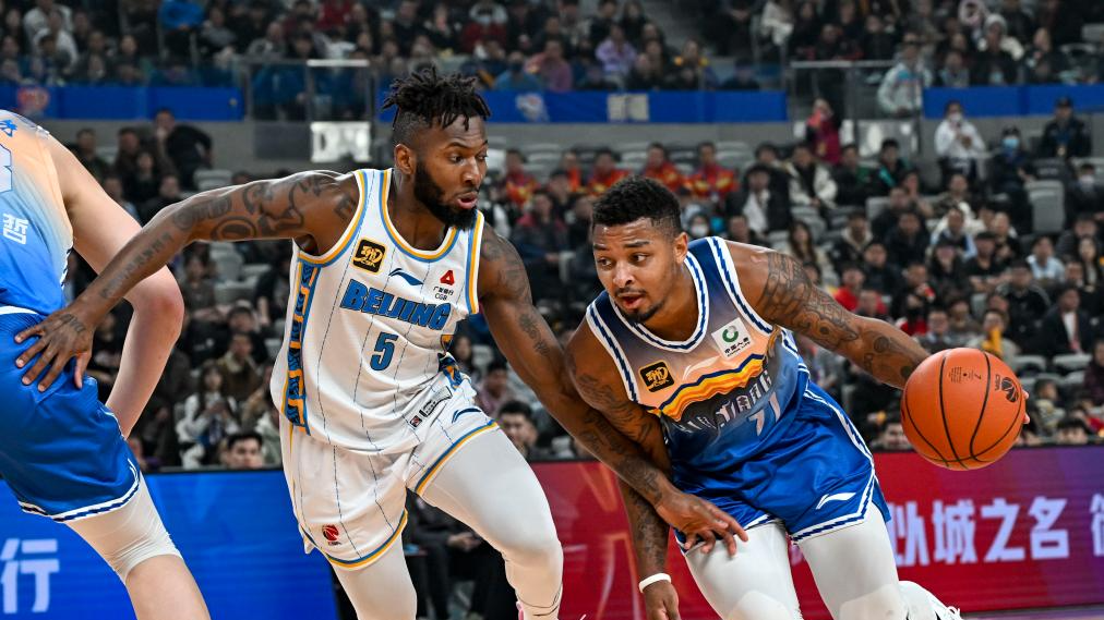 Q.J. Peterson (R) of the Xinjiang Flying Tigers drives against the Beijing Ducks in a Chinese Basketball Association (CBA) game in Urumqi, northwest China's Xinjiang Uygur Autonomous Region, December 30, 2024. /Xinhua