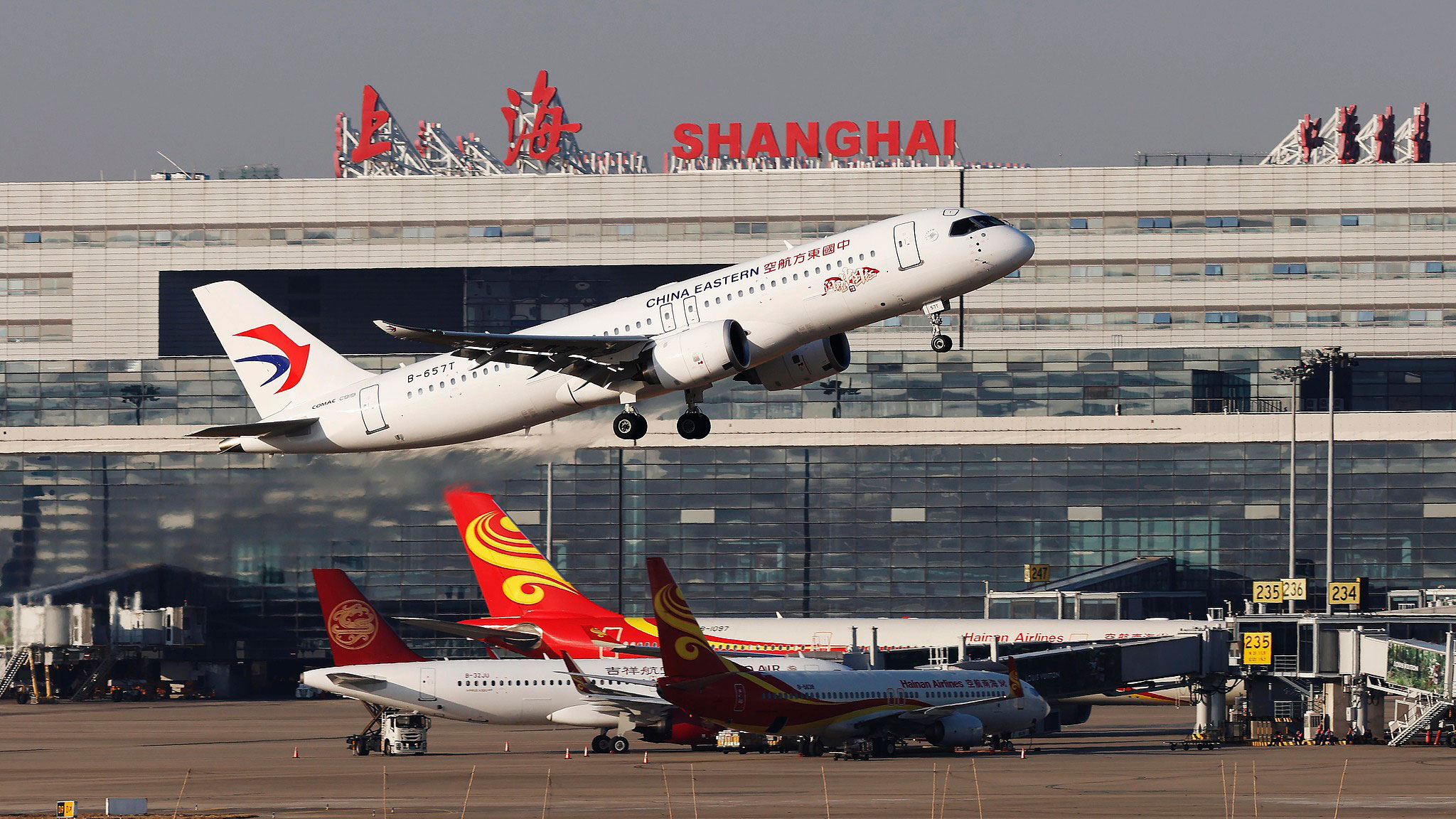 A C919 jetliner takes off from the Shanghai Hongqiao International Airport, January 1, 2025. /CFP