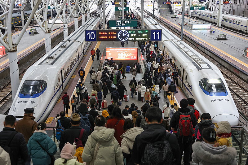 Passengers prepare to board trains in Nanjing railway station, east China's Jiangsu Province, February 6, 2024. /CFP