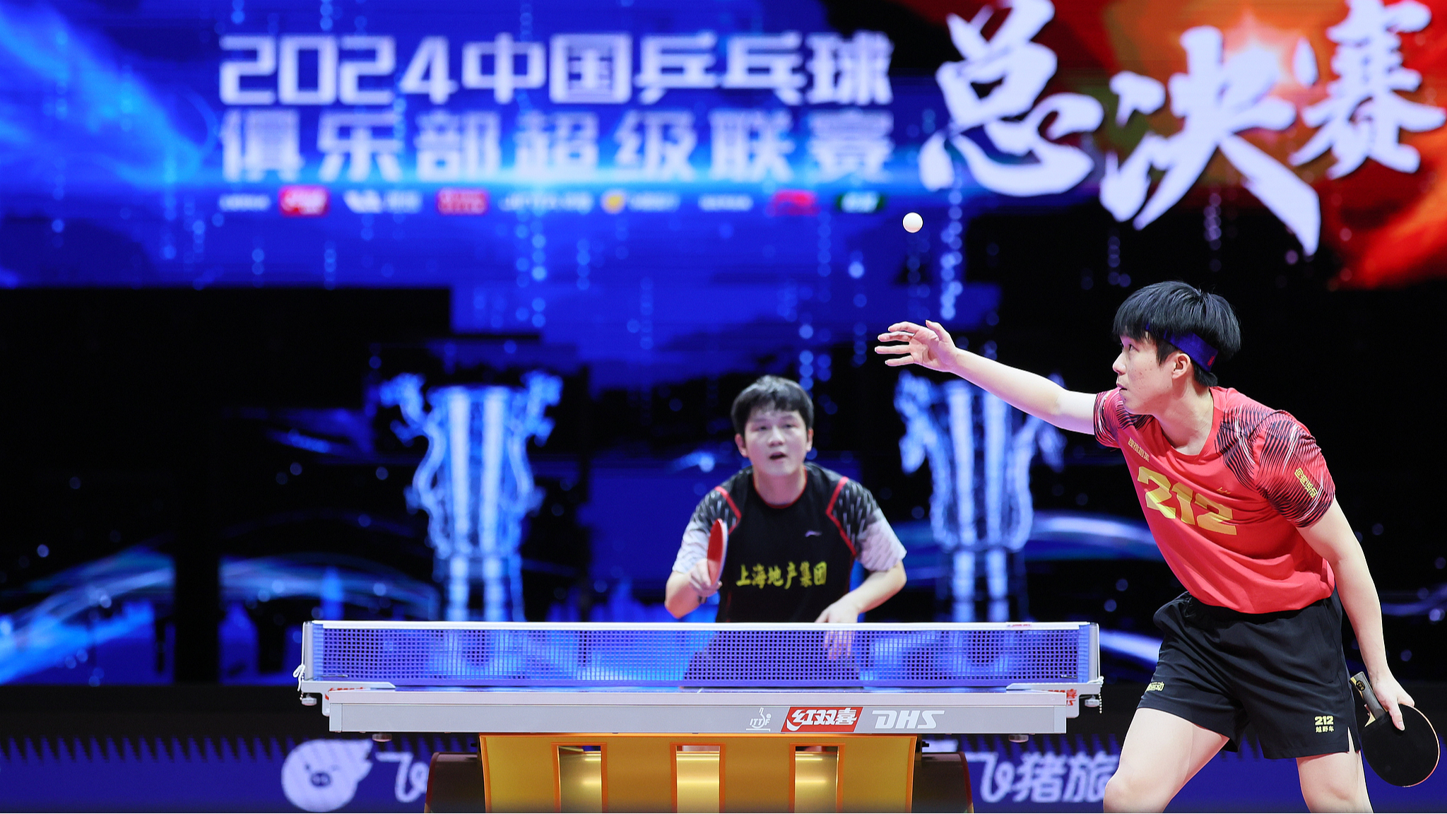 Fan Zhendong (L) and Wang Chuqin in action during the Chinese Table Tennis Super League men's semi-finals in Shanghai, China, December 31, 2024. /CFP