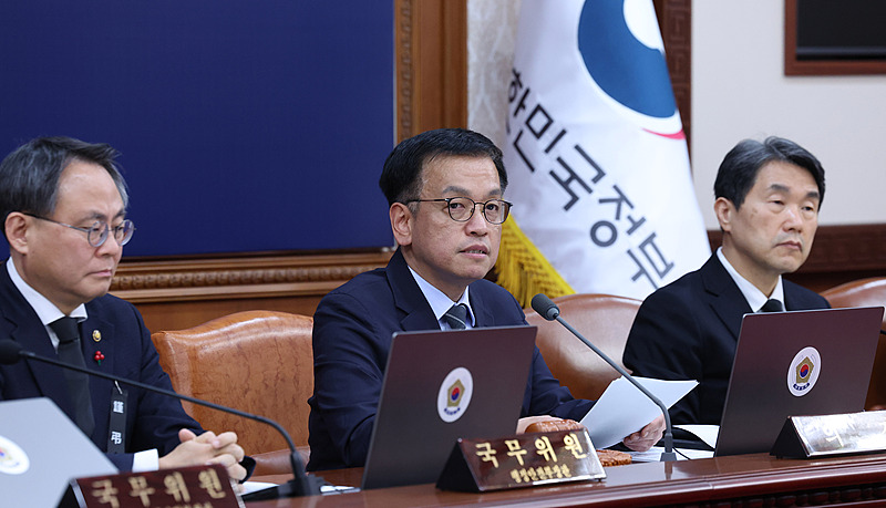 Choi Sang-mok (C), South Korea's acting president and minister of economy and finance, in Cheong Wa Dae in Seoul, South Korea, December 31, 2024. /CFP