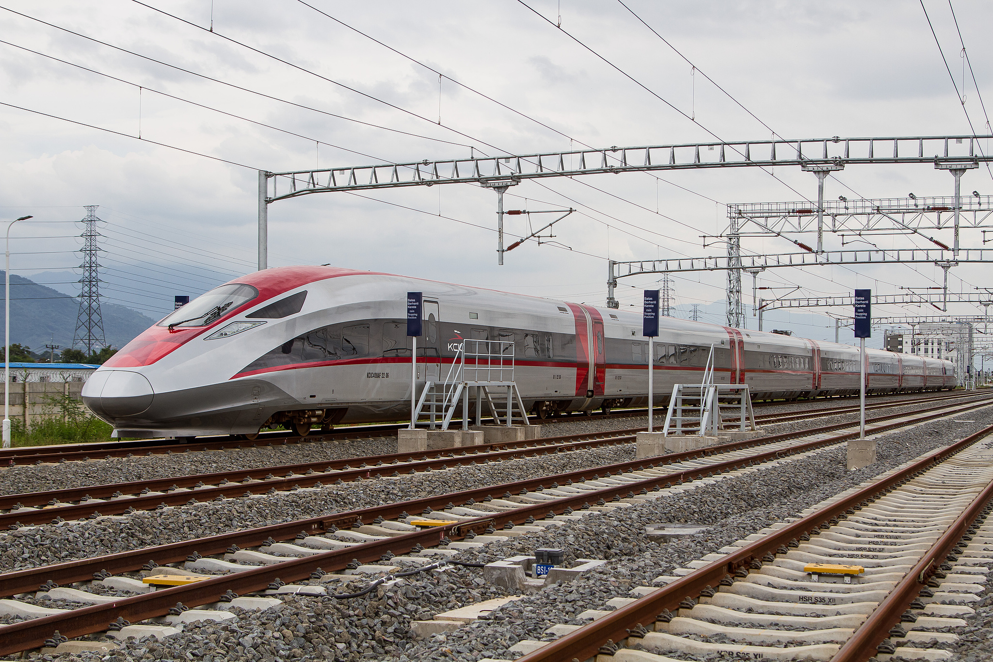 The Jakarta Bandung High Speed Train arrives at the Tegalluar High Speed Train Station, Indonesia, October 17, 2023. /CFP