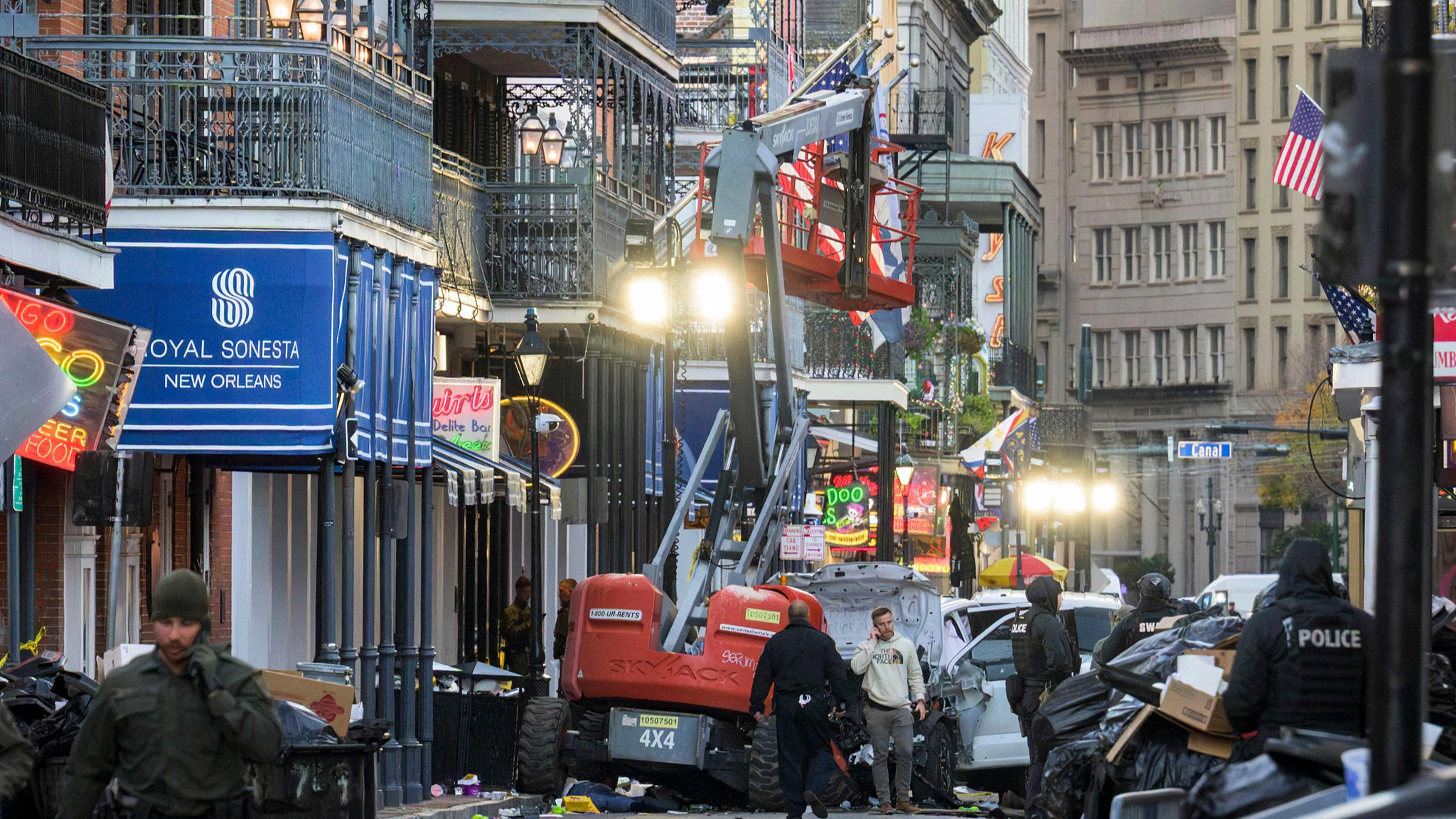 FBI investigators arrive at the scene where the white Ford F-150 pickup truck crashed into a work lift after allegedly driving into a crowd of New Year's revelers in the French Quarter of New Orleans, Louisiana, the U.S., January 1, 2025. /VCG