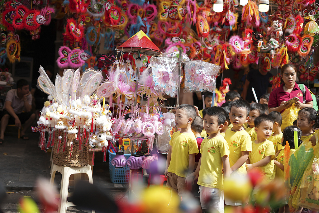 Children stand in line at the traditional market for the Mid-Autumn Festival in the old quarter of Hanoi, Vietnam. September 17, 2024. /CFP