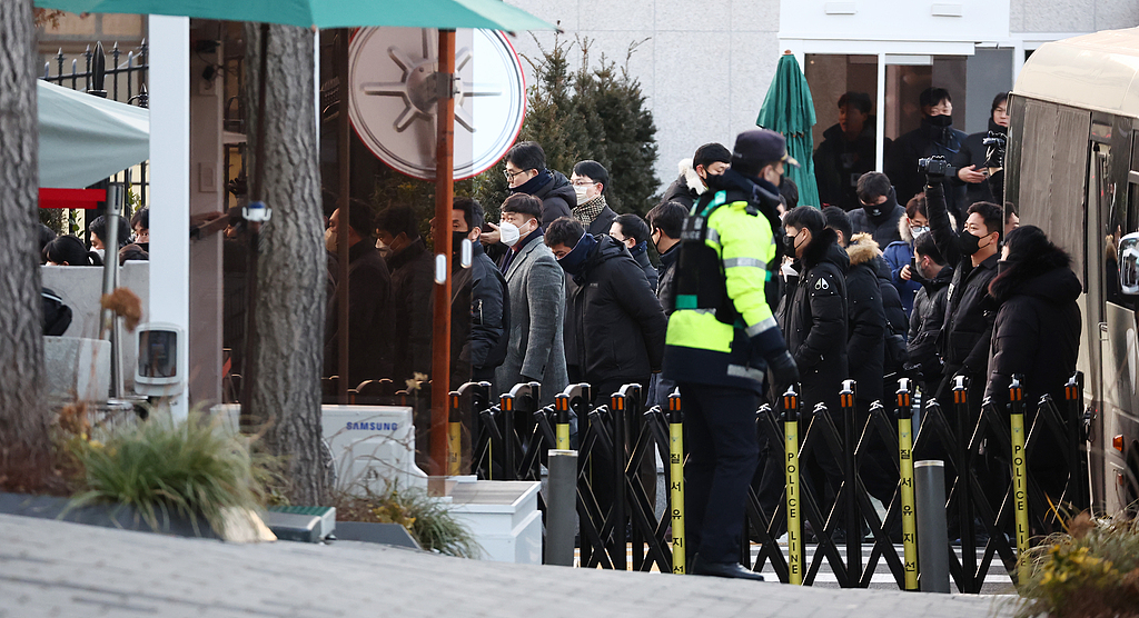 Investigators from the South Korean Senior Public Officials Crime Investigation Bureau enter the presidential residence to arrest Yoon Seok-yeol, in Seoul, South Korea, January 3, 2024. /CFP