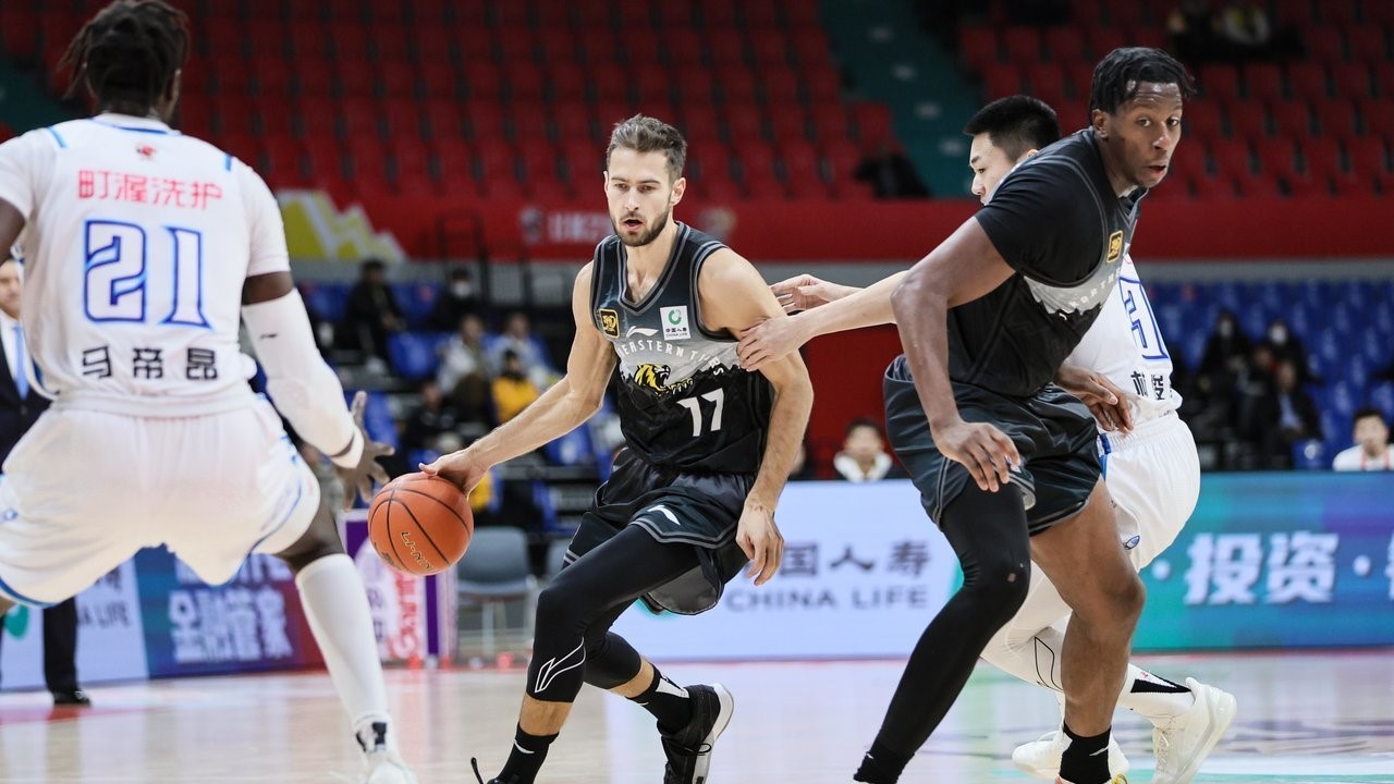 Tomas Kyzlink (#77) of the Jilin Northeast Tigers dribbles in the game against the Ningbo Rockets in Changchun, northeast China's Jilin Province, January 2, 2025. /Jilin Northeast Tigers