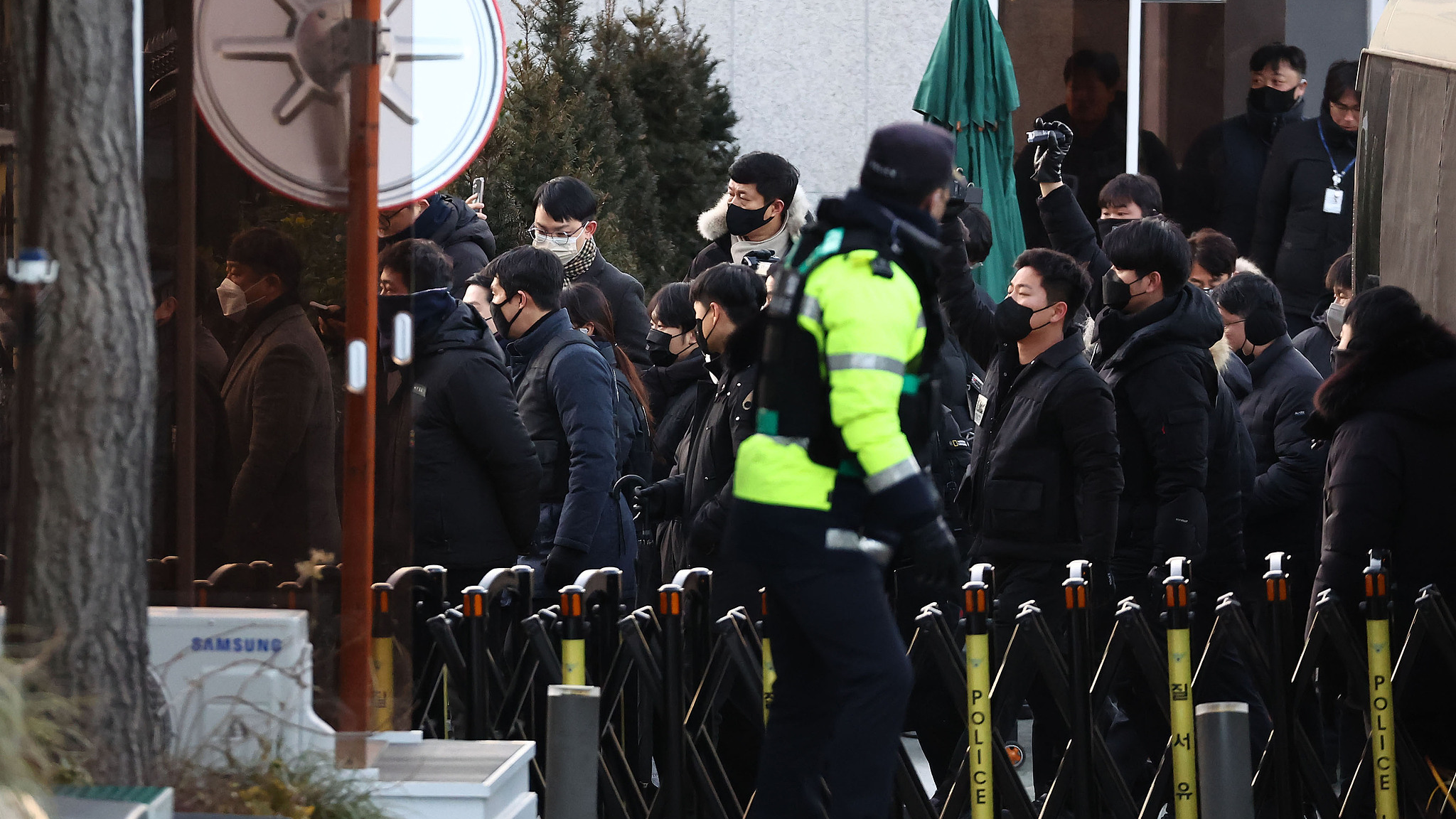 A group of South Korean prosecutors and investigators of the anti-corruption investigative unit enter the presidential residence in an attempt to arrest the impeached president Yoon Suk-yeol in Seoul, South Korea, January 3, 2025. /CFP