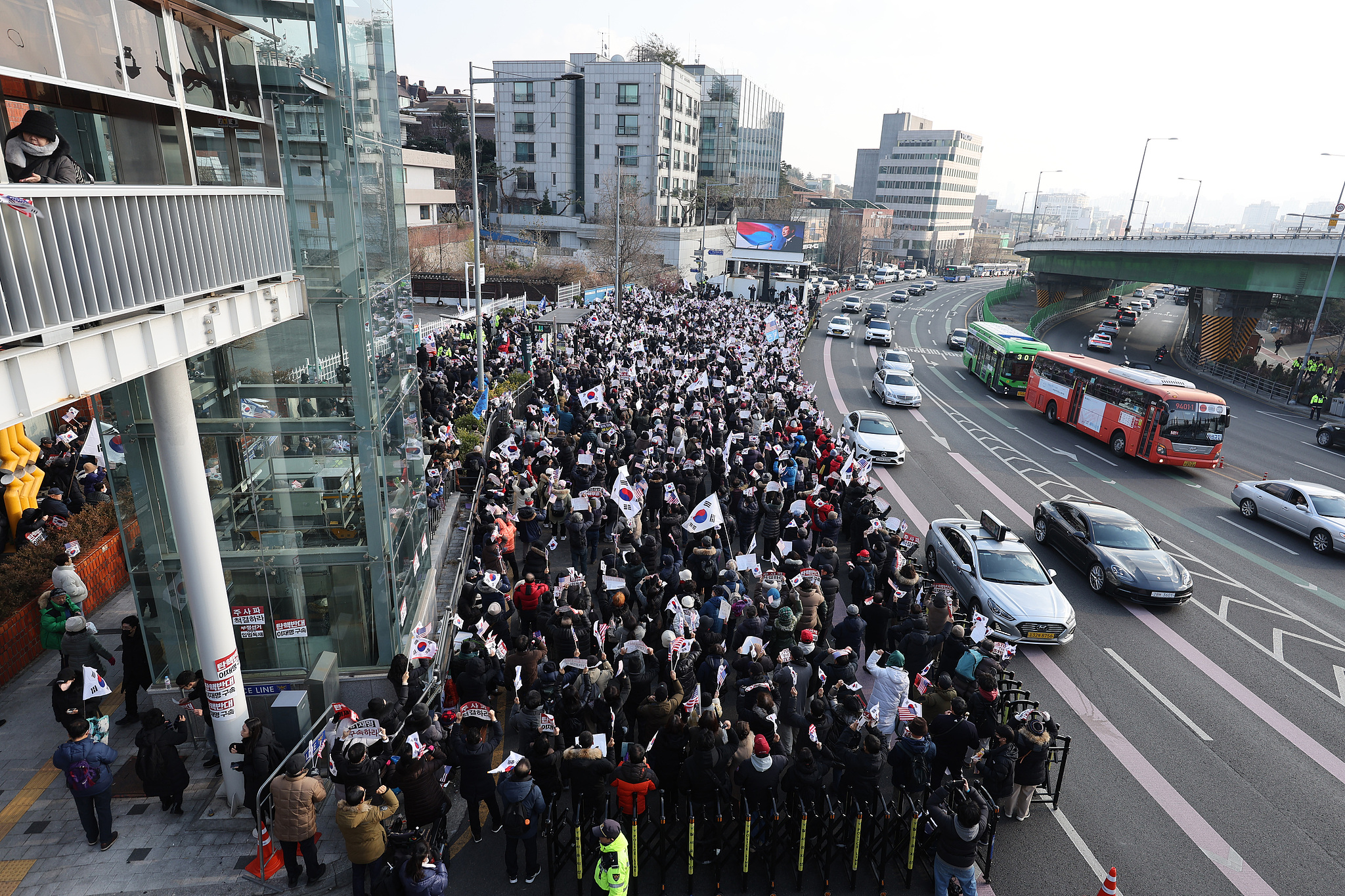 A rally against the impeachment of President Yoon Suk-yeol is held near the presidential residence in Seoul, South Korea, January 1, 2025. /CFP