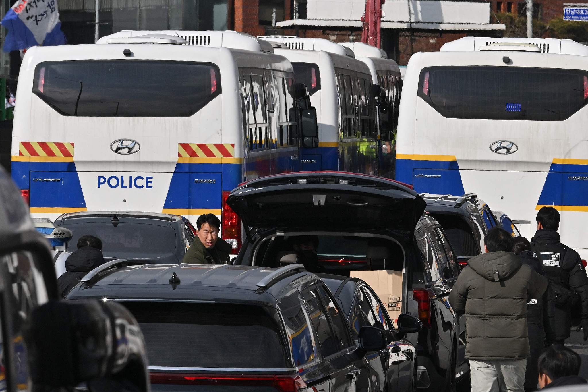 South Korean investigators with the anti-corruption investigative unit leave the presidential residence after failing to arrest the impeached president Yoon Suk-yeol in Seoul, South Korea, January 3, 2025. /CFP