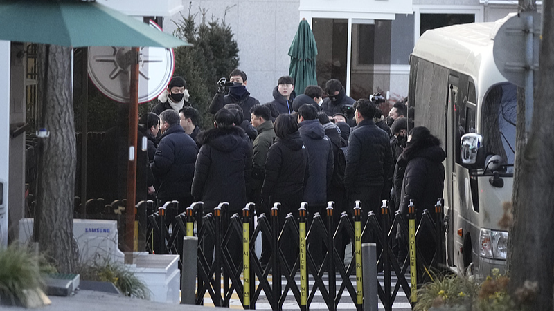 Prosecutors and investigators of the Corruption Investigation Office for High-ranking Officials arrive at the gate of the presidential residence as supporters of impeached South Korean President Yoon Suk-yeol stage a rally to oppose a court having issued a warrant to detain Yoon, in Seoul, South Korea, January 3, 2025. /CFP