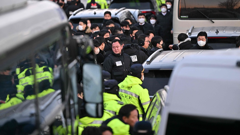 Police and investigators arrive at the residence of South Korea's impeached President Yoon Suk-yeol in Seoul, South Korea, January 3, 2025. /CFP