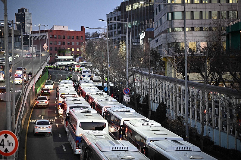 South Korean police vehicles (R) gather near the residence of South Korea's impeached President Yoon Suk-yeol in Seoul, South Korea, January 3, 2025. /CFP