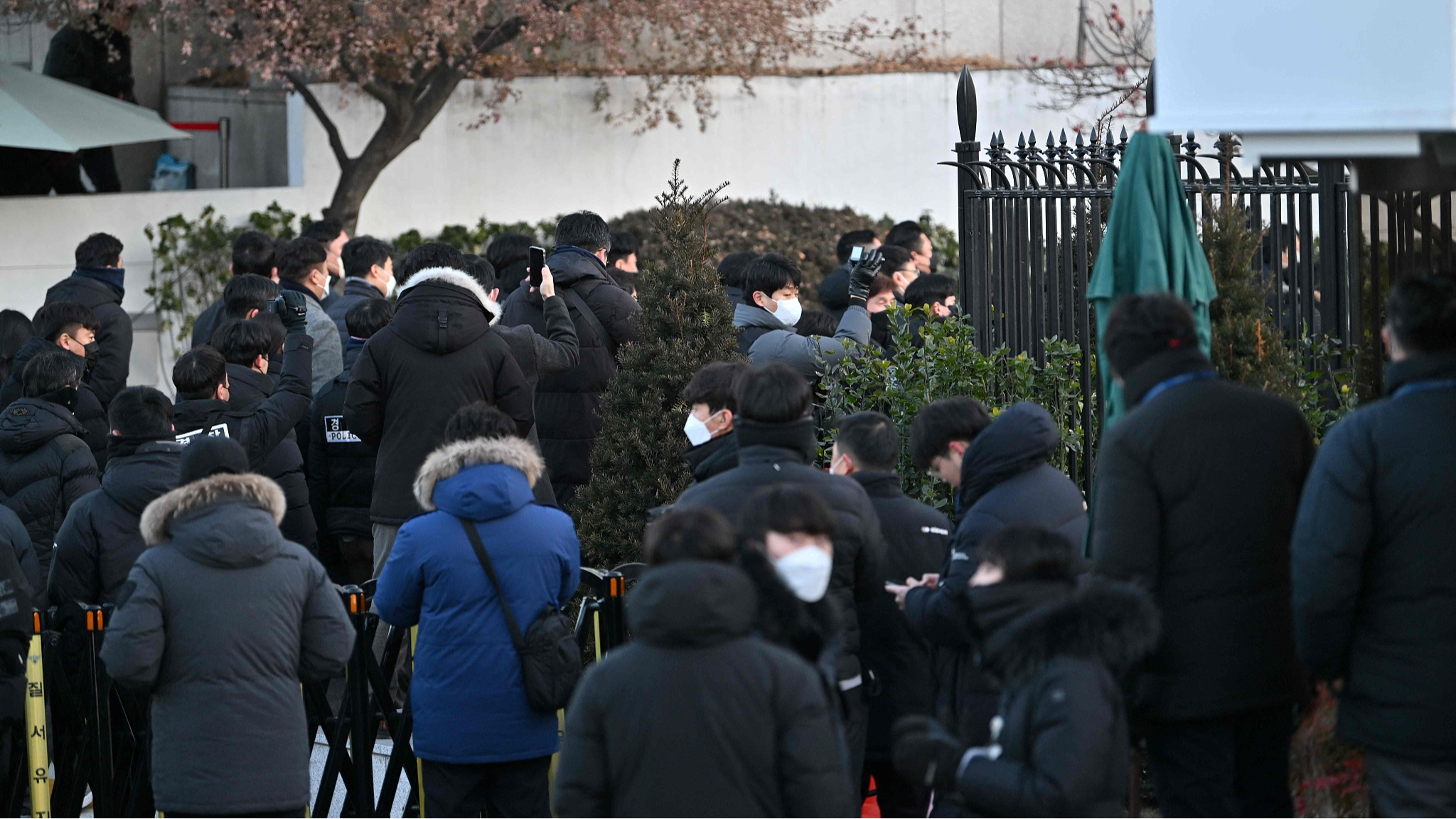 Police and anti-corruption investigators arrive at the residence of South Korea's impeached President Yoon Suk-yeol in Seoul, January 3, 2025. /CFP