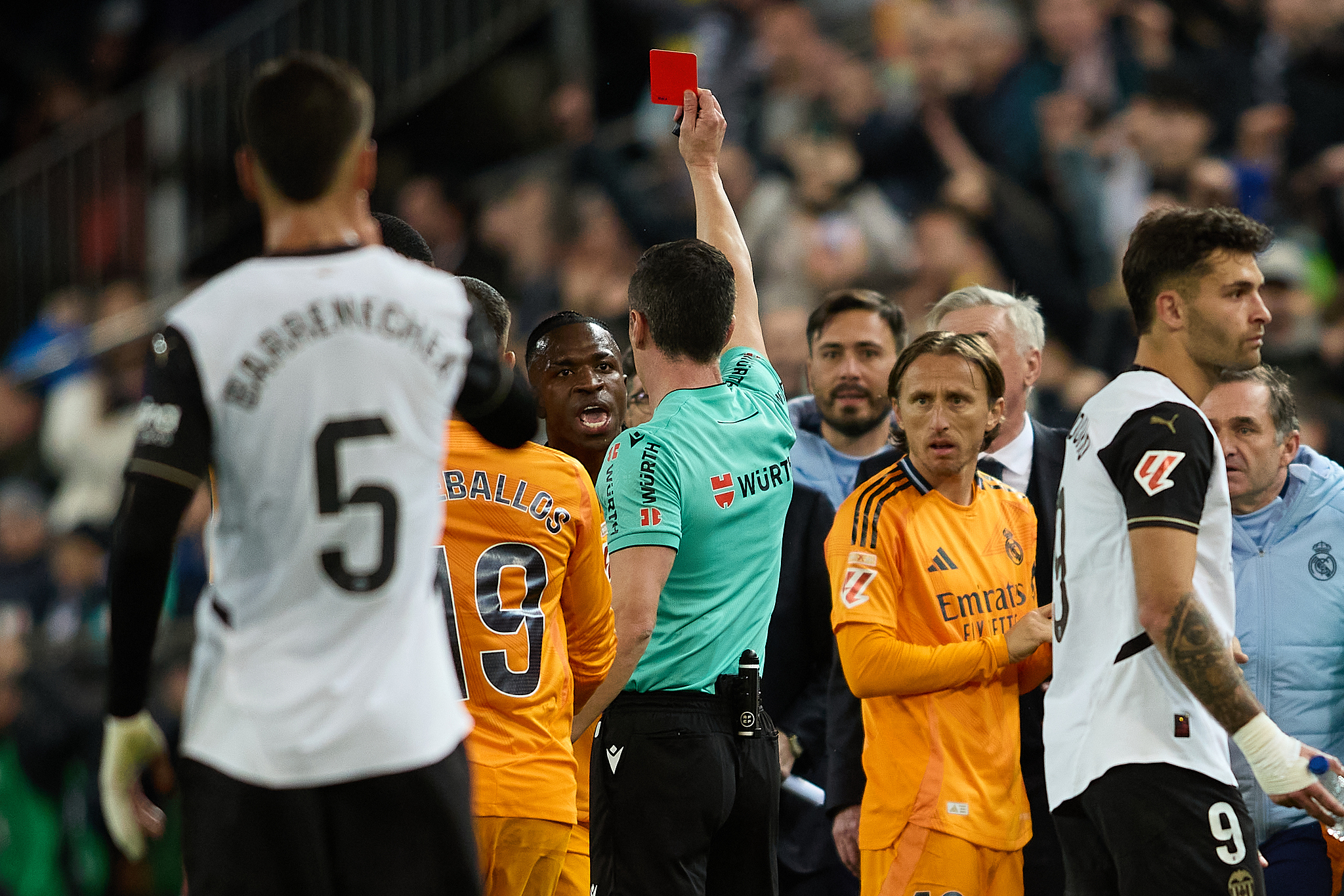 Referee Cesar Soto Grado shows a red card to Vinicius Junior of Real Madrid during their match with Valencia in the Spanish La Liga in Valencia, Spain, January 3, 2025. /CFP