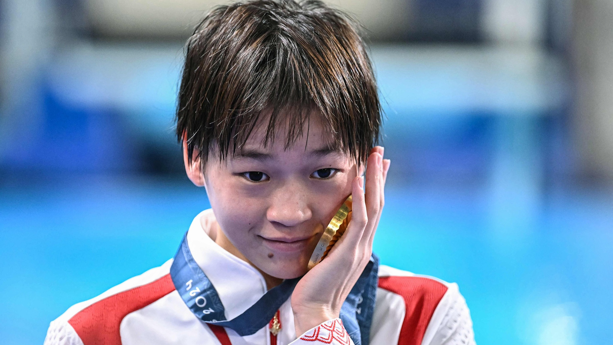 Quan Hongchan celebrates winning the women's 10m platform gold medal at the 2024 Paris Summer Olympics in Paris, France, August 6, 2024. /CFP