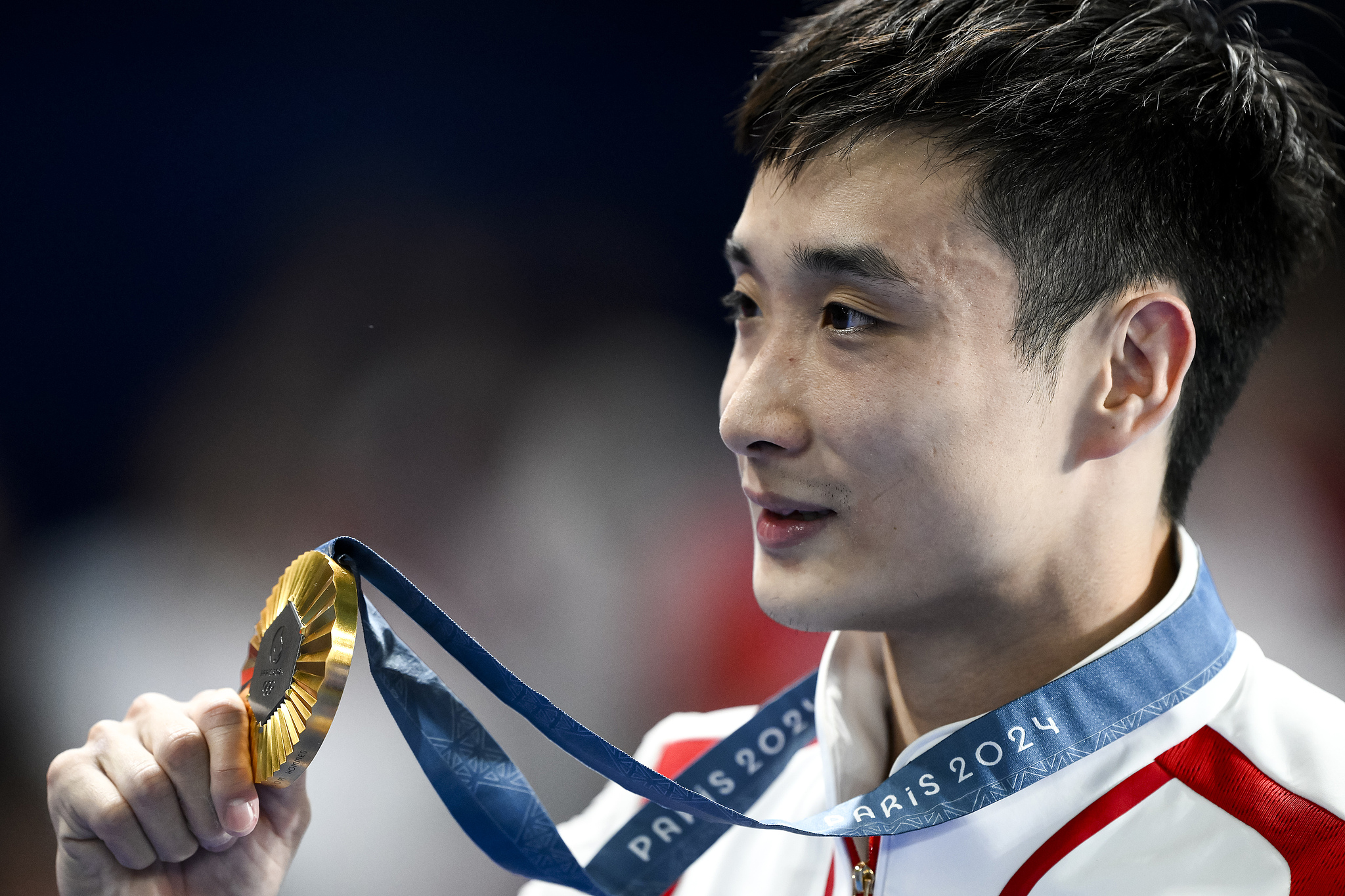 Cao Yuan celebrates winning the men's 10m platform gold medal at the 2024 Paris Summer Olympics in Paris, France, August 10, 2024. /CFP