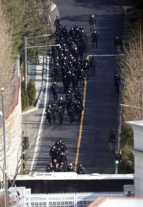 Investigators from the Corruption Investigation Office for High-ranking Officials and police officers leave the premises of impeached President Yoon Suk-yeol's residence in Seoul, South Korea, January 3, 2025. /CFP