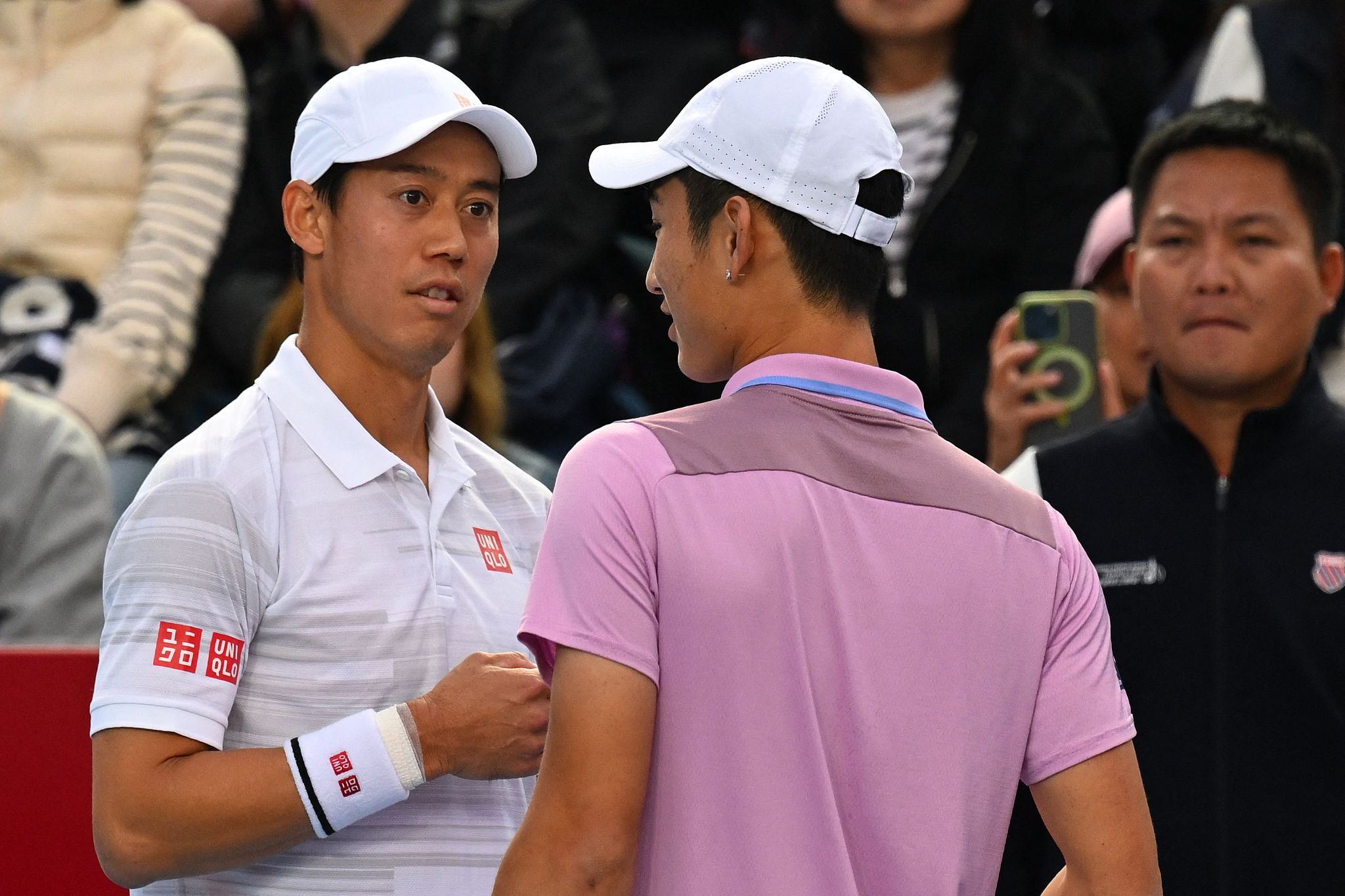 Kei Nishikori (L) of Japan and Shang Juncheng of China talk to each other after the men's singles semifinals at the Association of Tennis Professionals (ATP) Hong Kong Open in south China's Hong Kong Special Administrative Region (HKSAR), January 4, 2025. /CFP