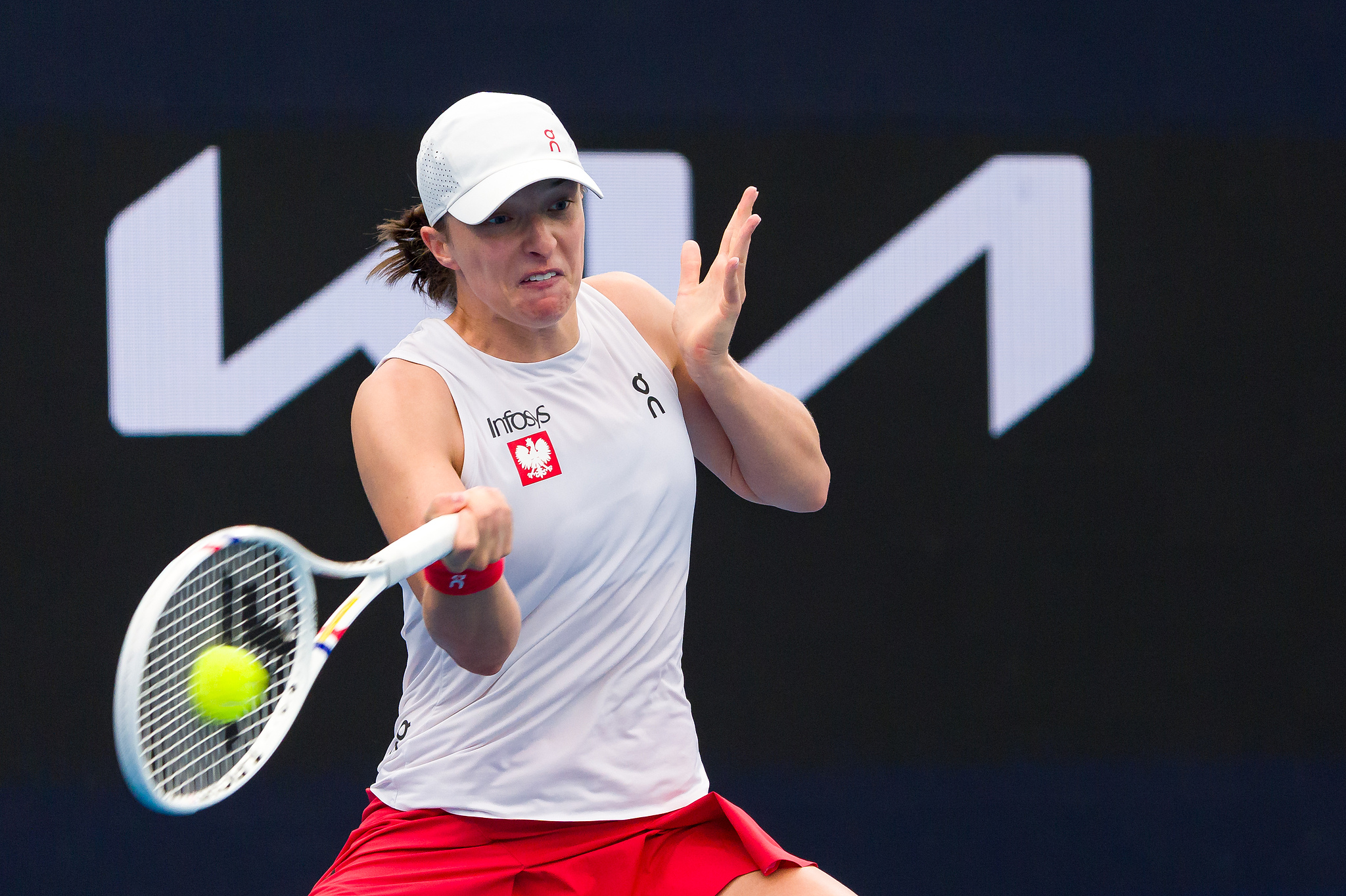 Iga Swiatek of Poland hits a shot in the women's singles match against Elena Rybakina of Kazakhstan in the United Cup semifinals in Sydney, Australia, January 4, 2025. /CFP