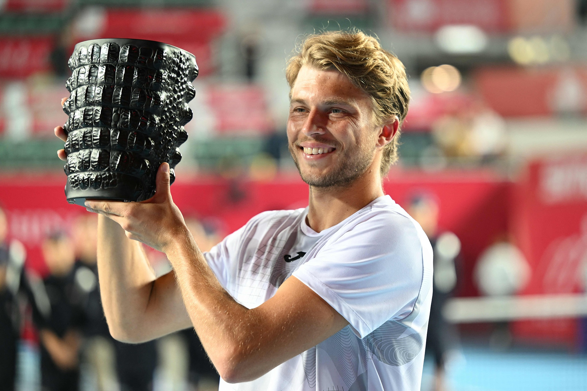 Alexandre Muller of France celebrates winning the men's singles title at the Association of Tennis Professionals (ATP) Hong Kong Open in south China's Hong Kong Special Administrative Region (HKSAR), January 5, 2025. /CFP