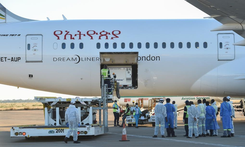 Staff members unload China-donated COVID-19 vaccines at Sir Seretse Khama International Airport in Gaborone, Botswana, April 25, 2021. /Xinhua