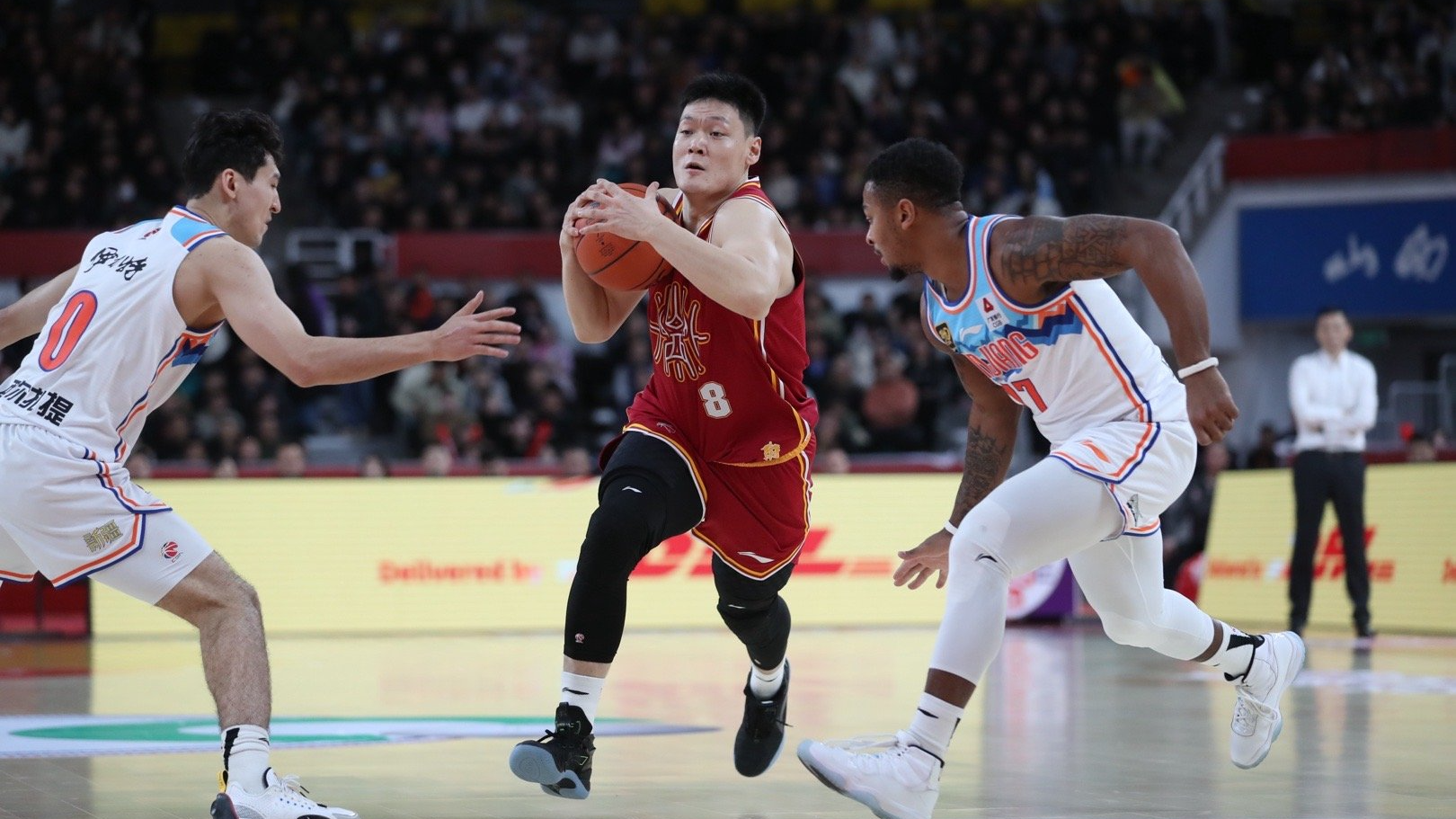 Zhang Ning (C) of the Shanxi Loongs drives inside against the Xinjiang Flying Tigers in a Chinese Basketball Association (CBA) game in Taiyuan, north China's Shanxi Province, January 5, 2025. /Shanxi Loongs