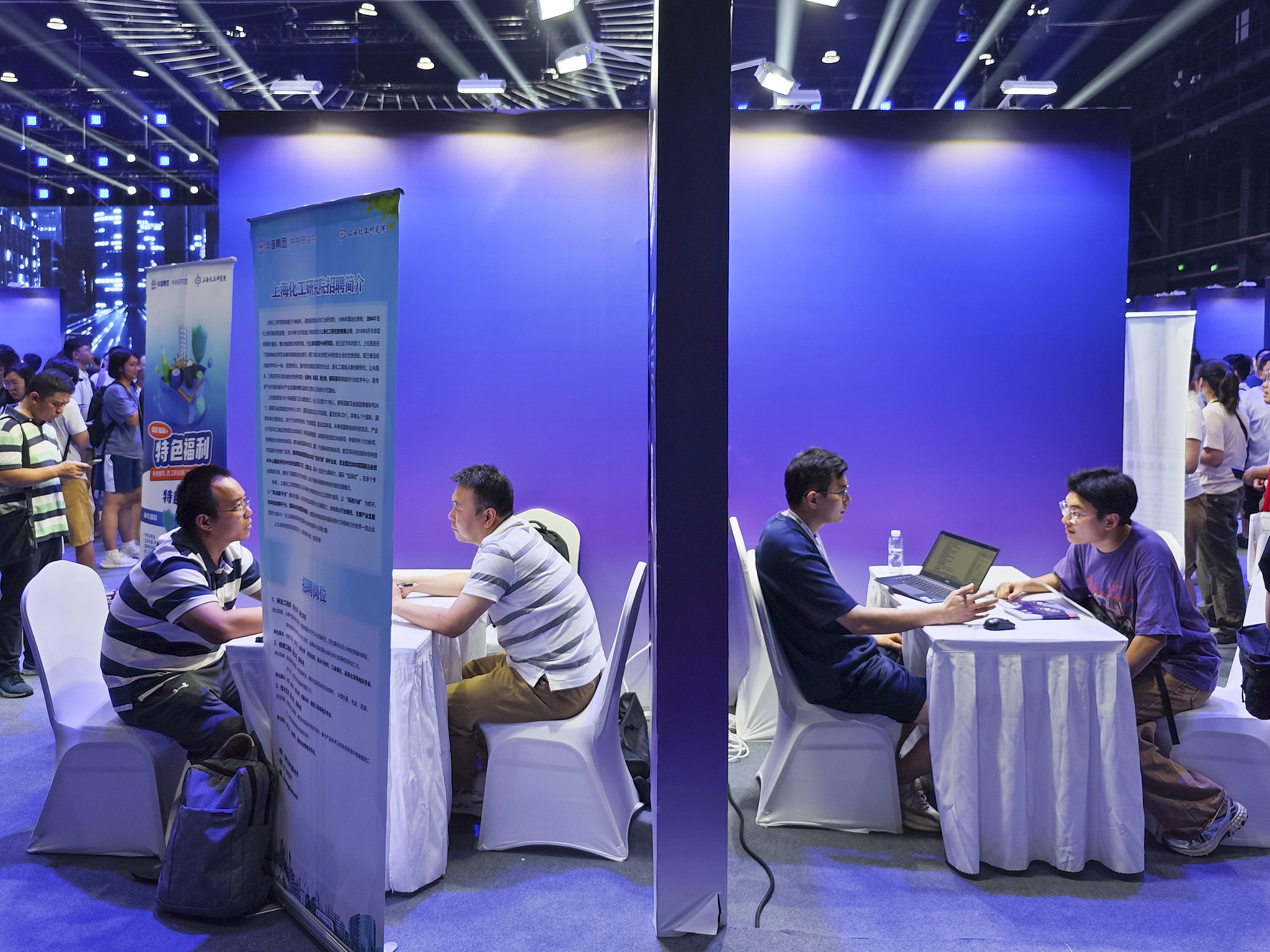 At the 2024 Bund Summit, a technology talent recruitment fair was held. At the fair, over 50 companies offered more than 1,000 positions, attracting a large number of job seekers on September 7, 2024, in Shanghai, China. /CFP