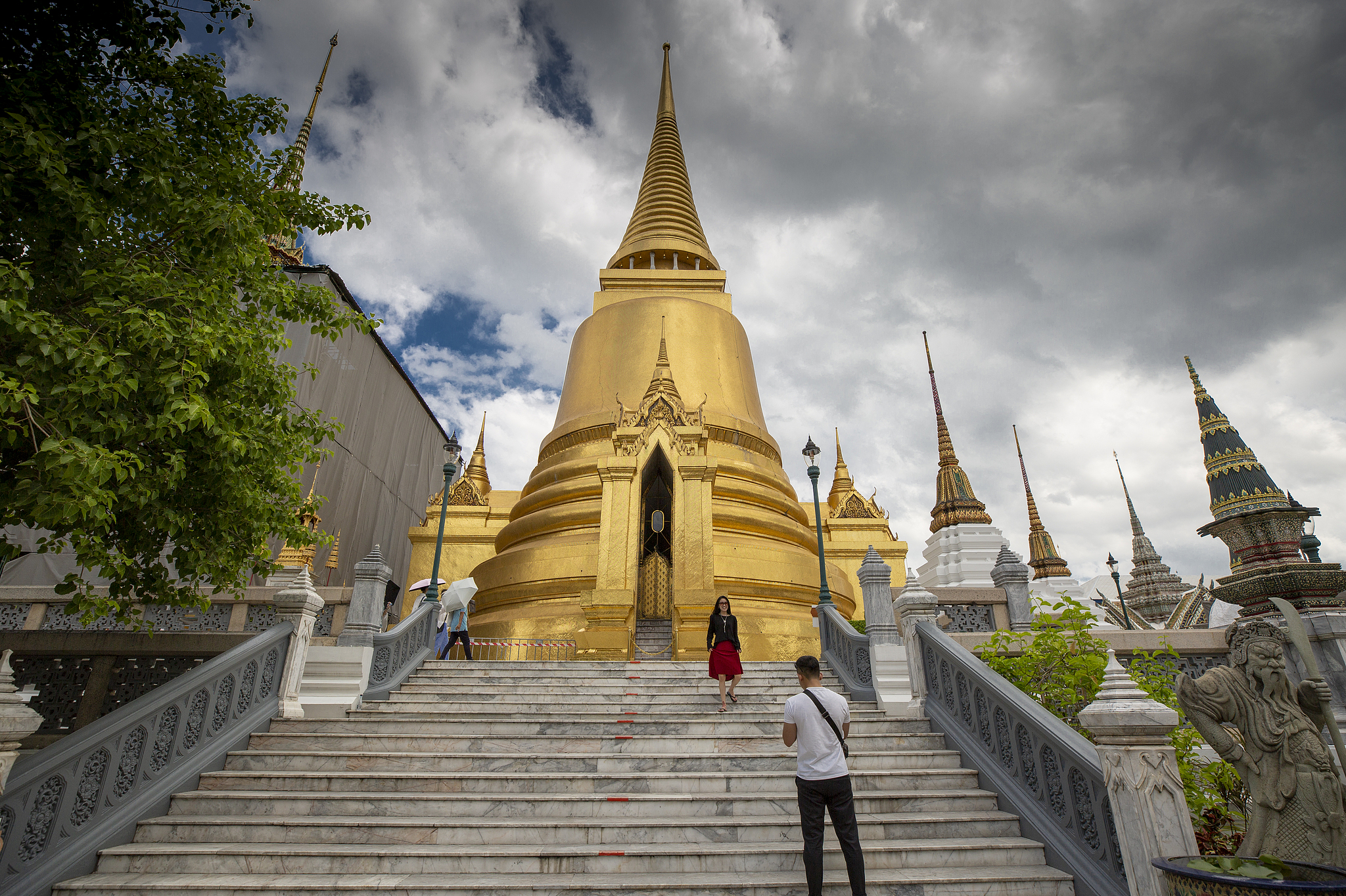 People visit the Grand Palace in Bangkok, Thailand. /CFP