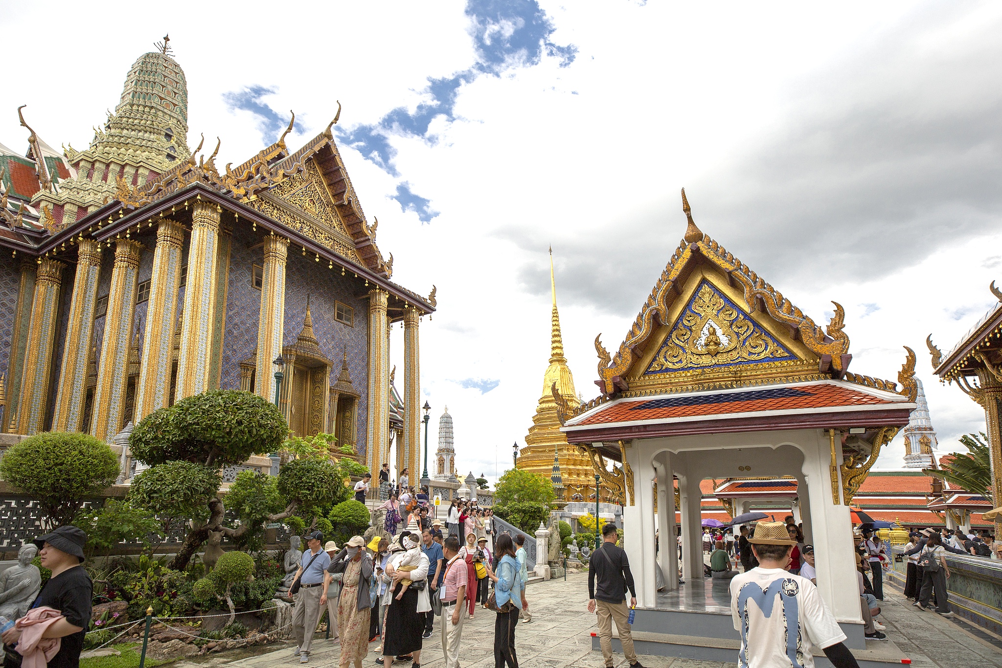 People visit the Grand Palace in Bangkok, Thailand. /CFP