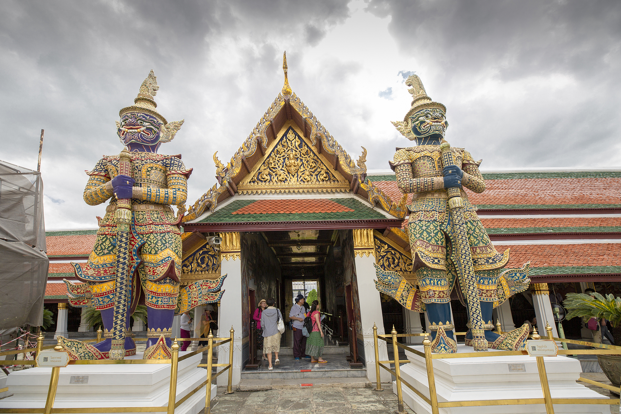 People visit the Grand Palace in Bangkok, Thailand. /CFP