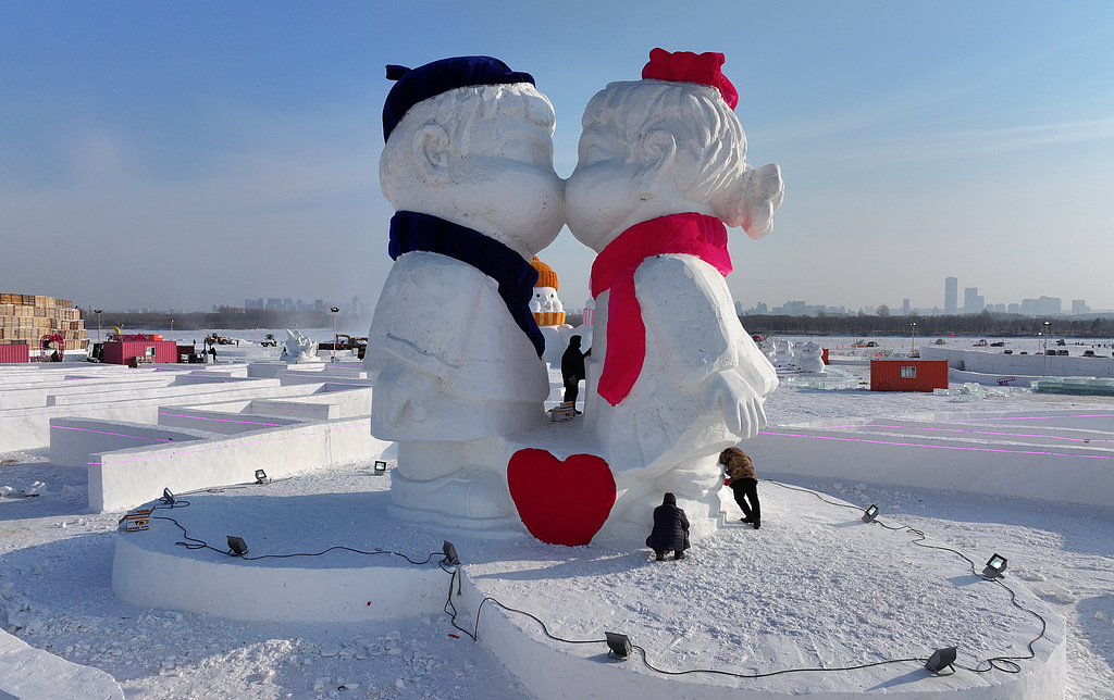 This photo taken on December 25, 2024 shows a pair of "kissing snowmen" in Harbin, Heilongjiang Province. /VCG