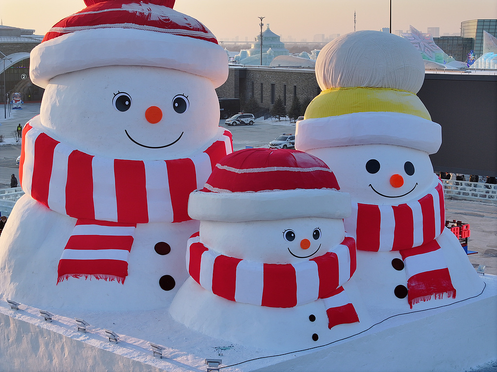 This photo taken on December 23, 2024 shows a snowman family trio at Harbin Ice and Snow World in Heilongjiang Province. /VCG