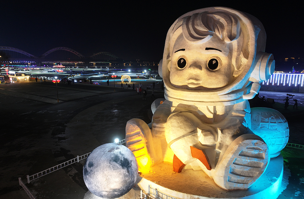 This photo taken on January 2, 2025 shows a giant snowman wearing a spacesuit in Harbin, Heilongjiang Province. /VCG